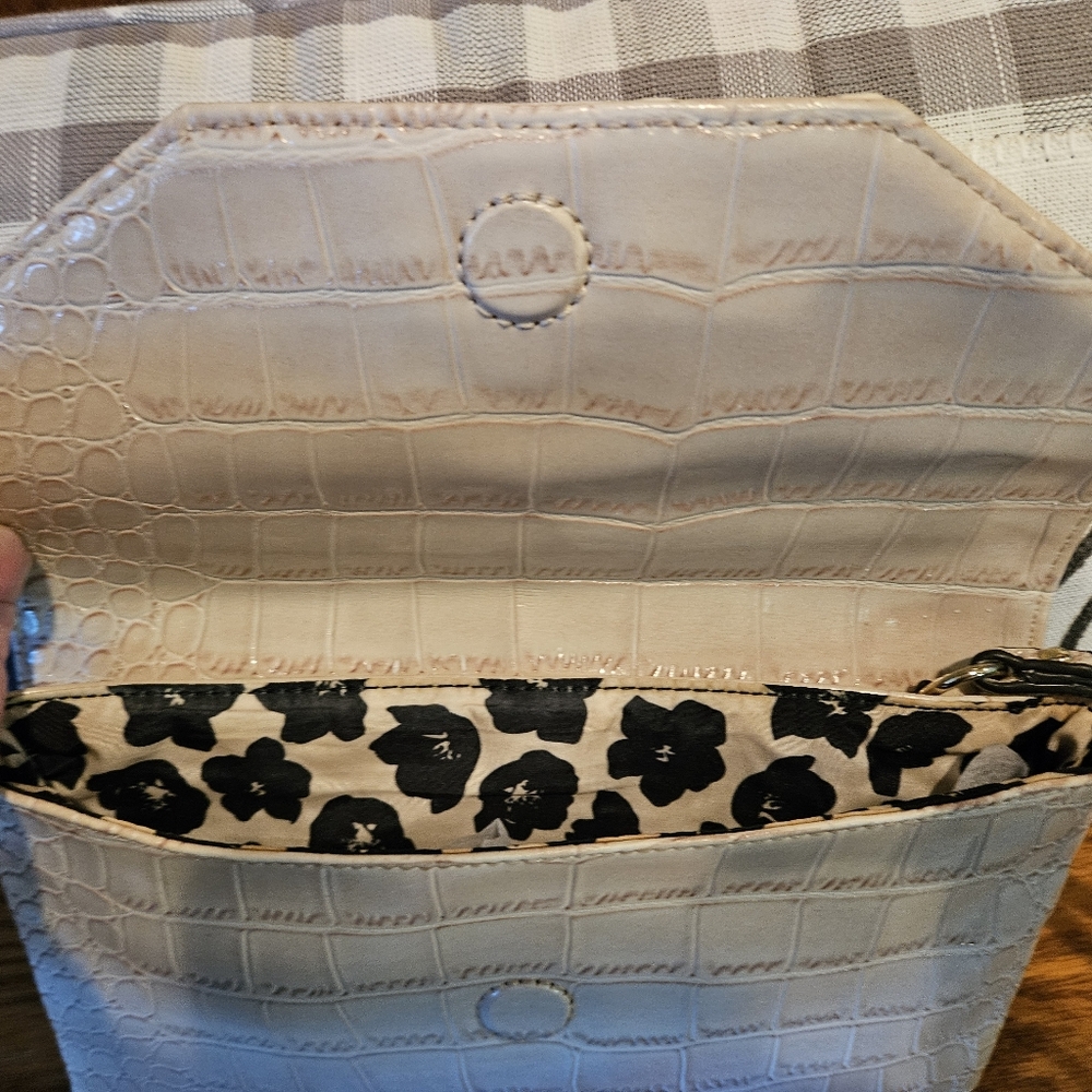 EUC Anne Klein Cream Colored Vegan Leather Croc Clutch With Lion Magnetic Closer - Picture 6 of 10